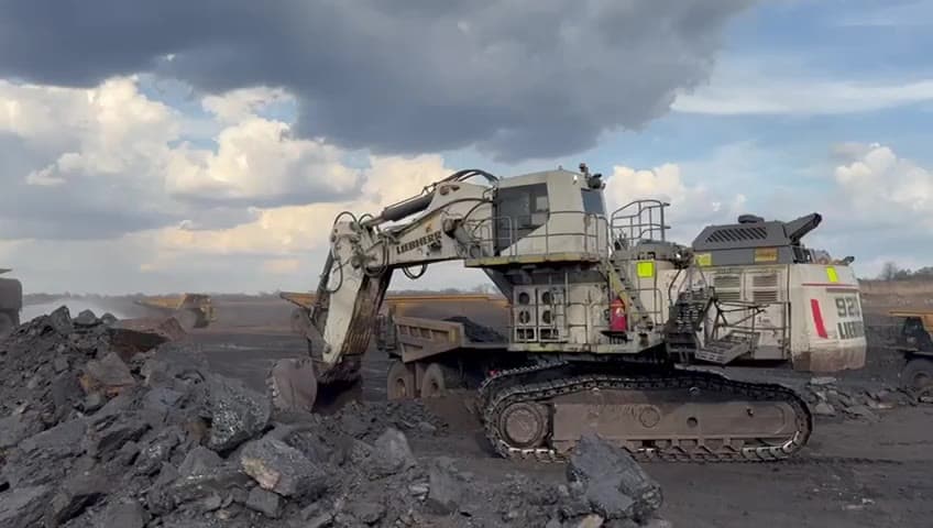 Video: a Liebherr R 9200 excavator loading a haul truck on the coal bench.